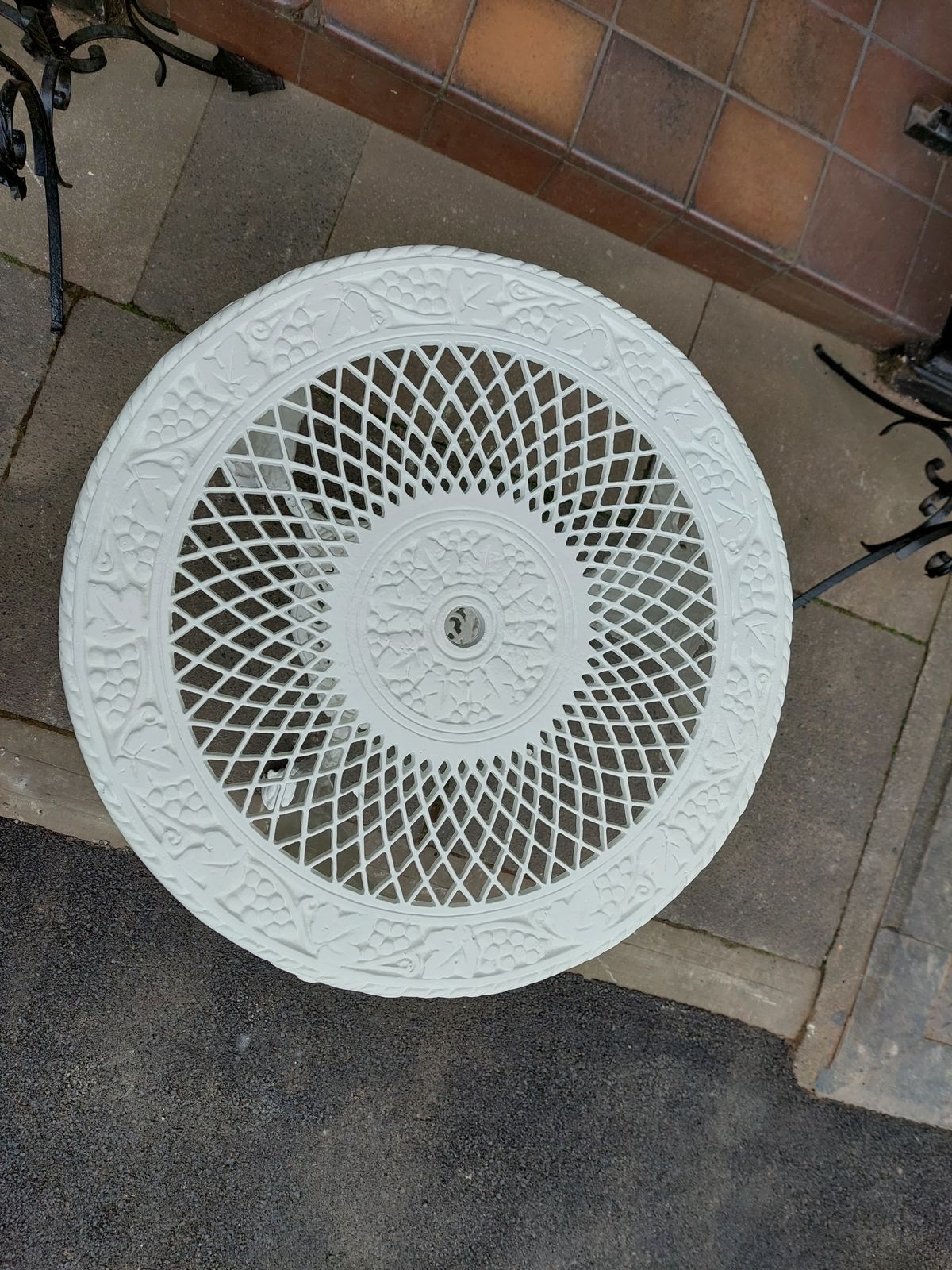 Garden Furniture Victorian Painted Cast Iron Circular Garden Table photo