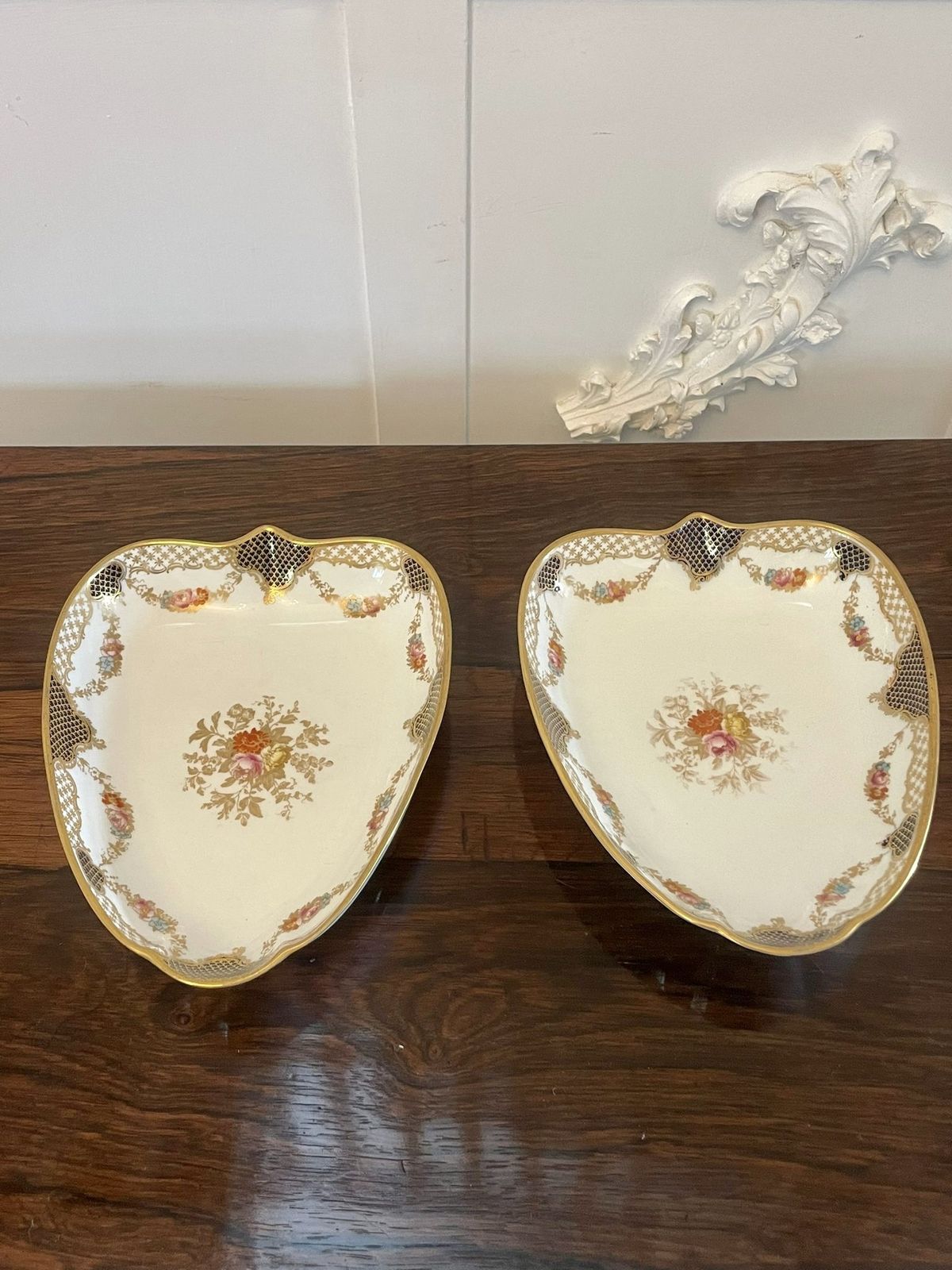 525.0 Superb Quality Pair Of Antique Hand Painted Wedgwood Shaped Dishes photo