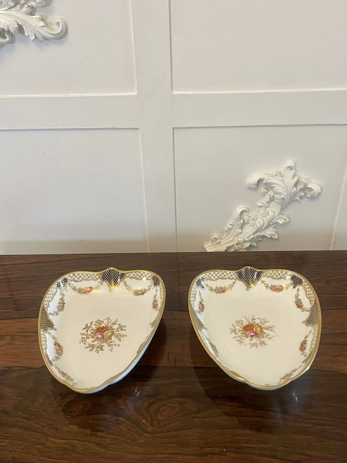 photo buy Superb Quality Pair Of Antique Hand Painted Wedgwood Shaped Dishes