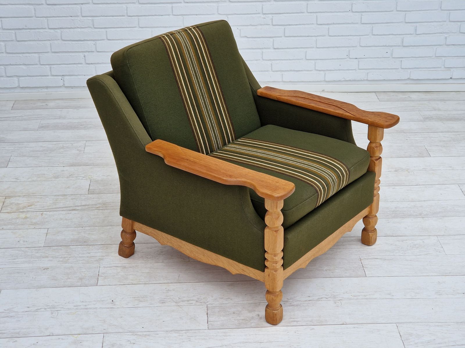 Jaren 1970, Deens Design, Loungestoel In Groen Meubelwol, Eikenhout. photo Meubels