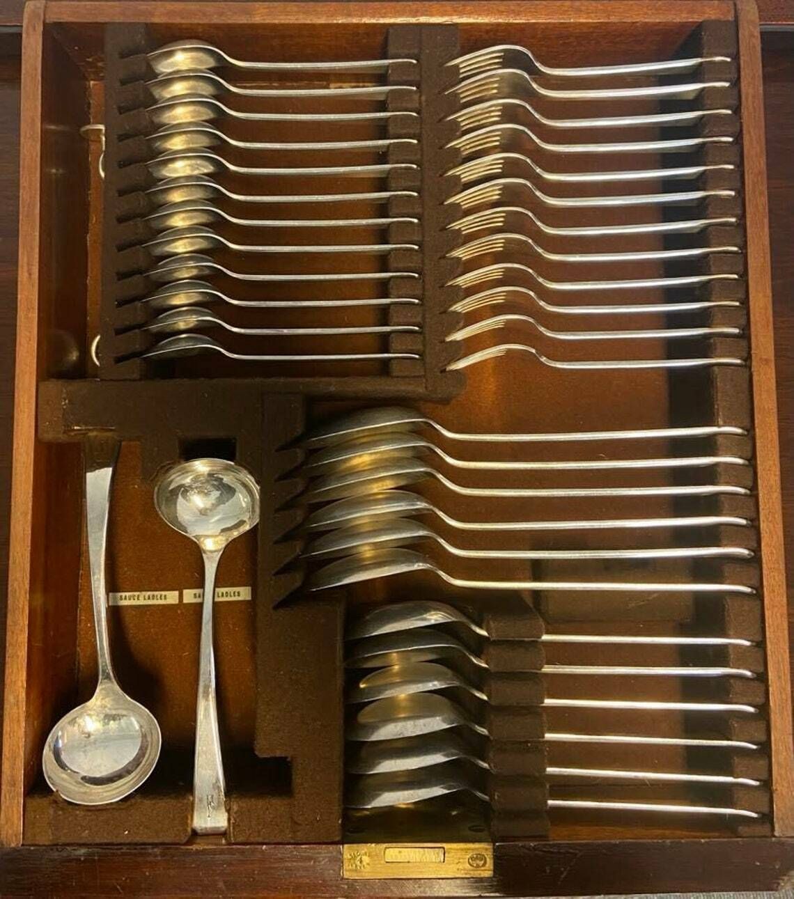 Antique Elkington & Co. / Plate Canteen With Cutlery / Set 86 Pieces / Chippendale Three Drawer Console Table / 1930s photo vinterior