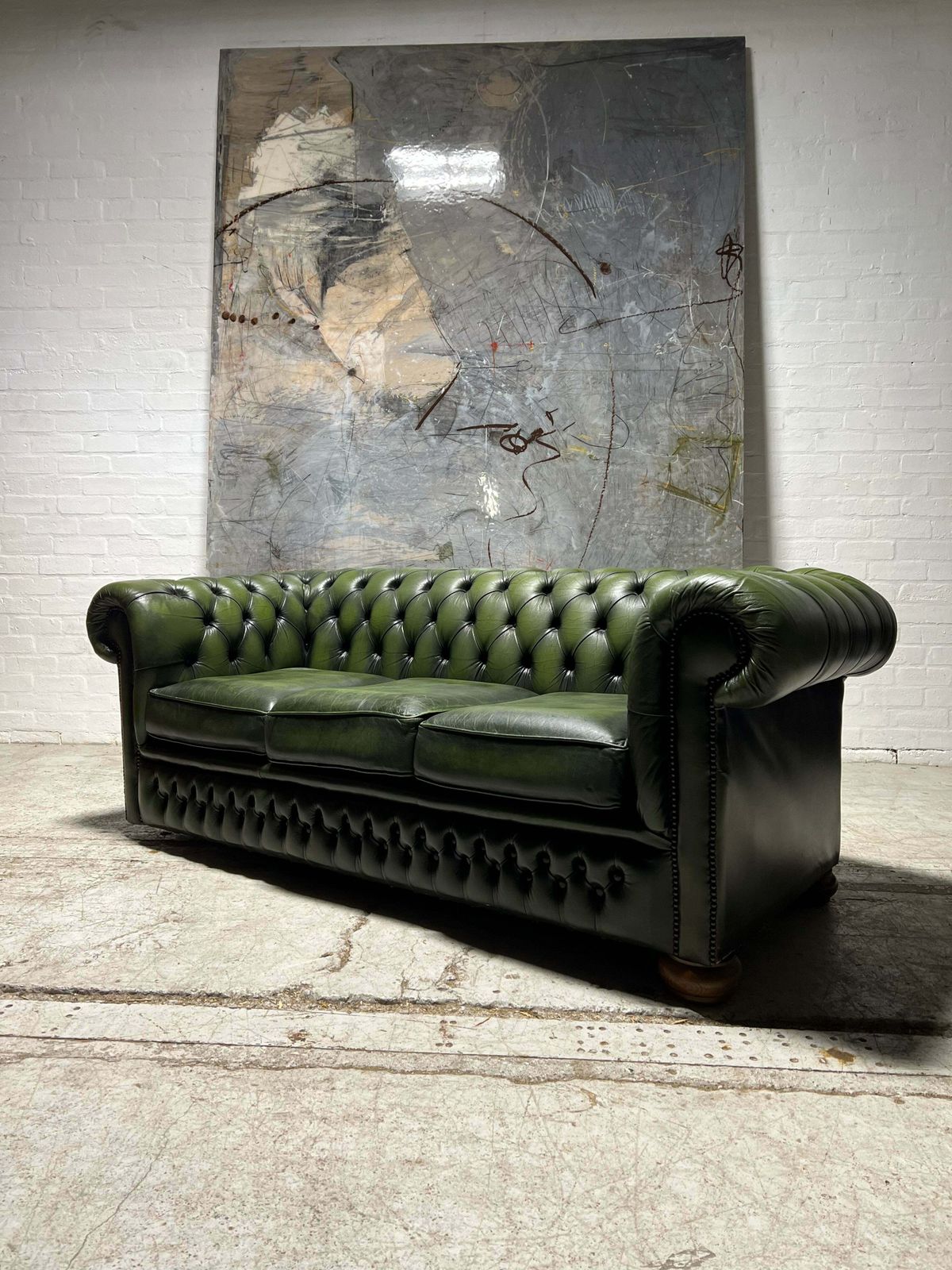 Lovely Twice Loved Forest Green Leather Chesterfield 3 Seat Sofa photo vinterior