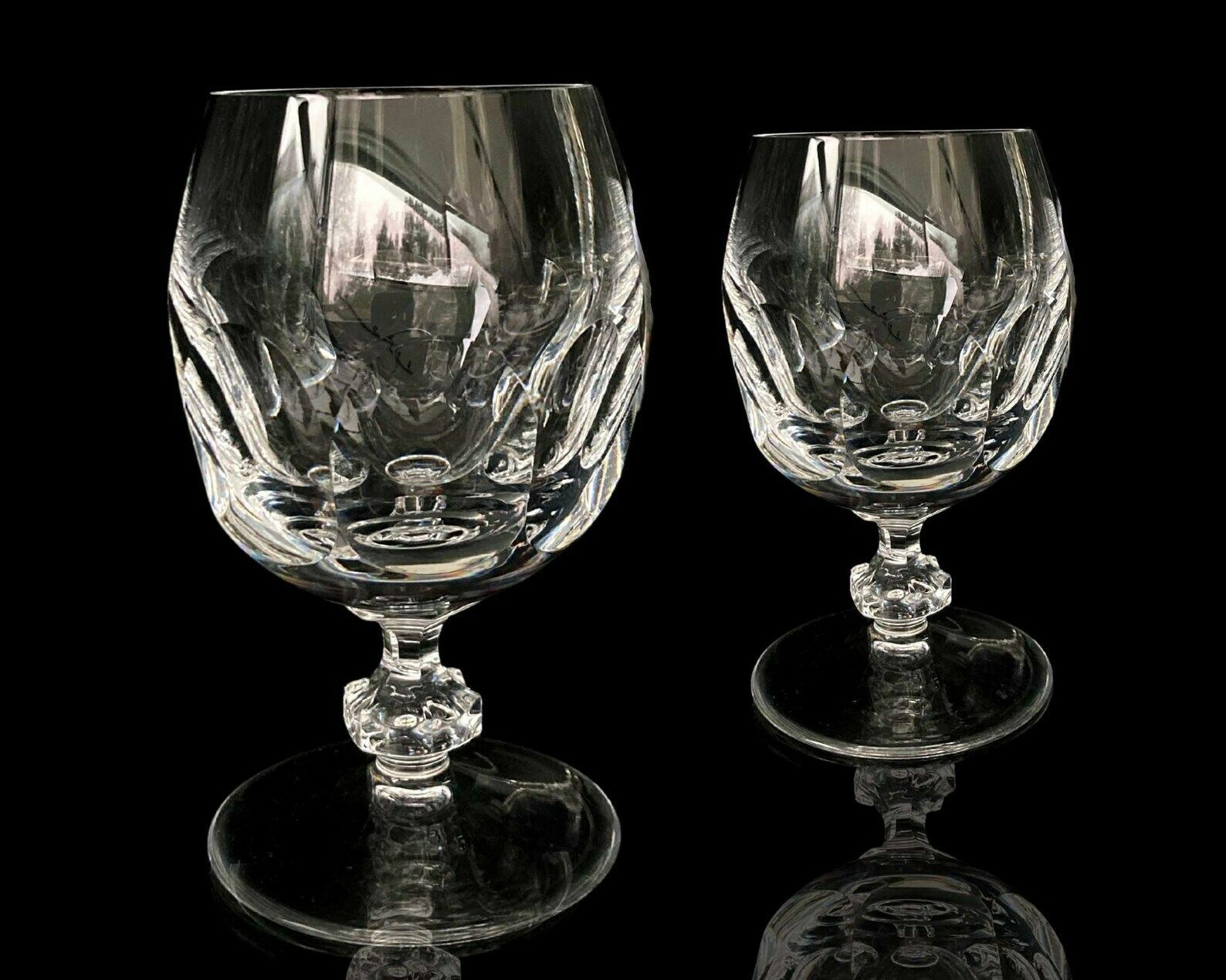 Art Deco Cognacglazen | 2x Brandy Snifters | Loodkristal Ca. Jaren 1960 | Paneelgravures
