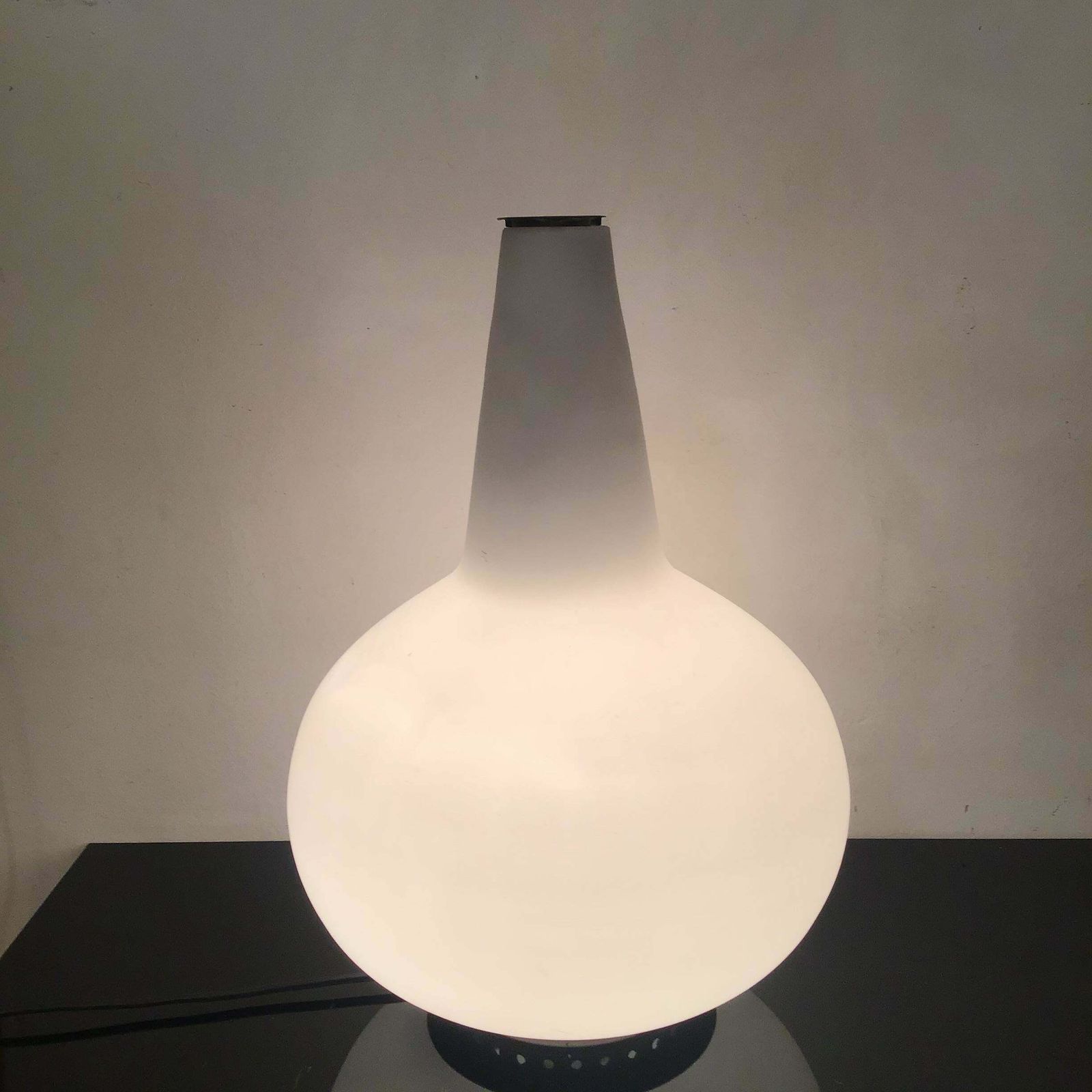 photo vintage Fontana Arte Table Lamp Brass Opaline Glass 1960 Italy