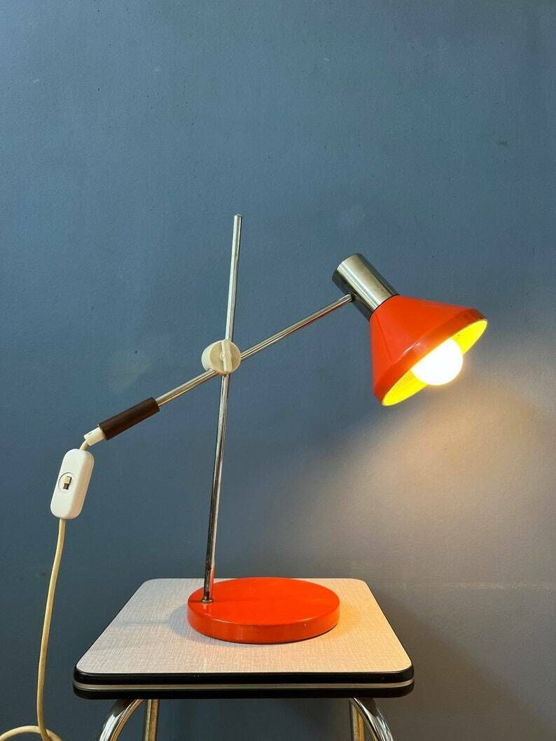 Rode Mid Century Bureaulamp | Scharnierende Tafelarm | Chroom Space Age Lamp