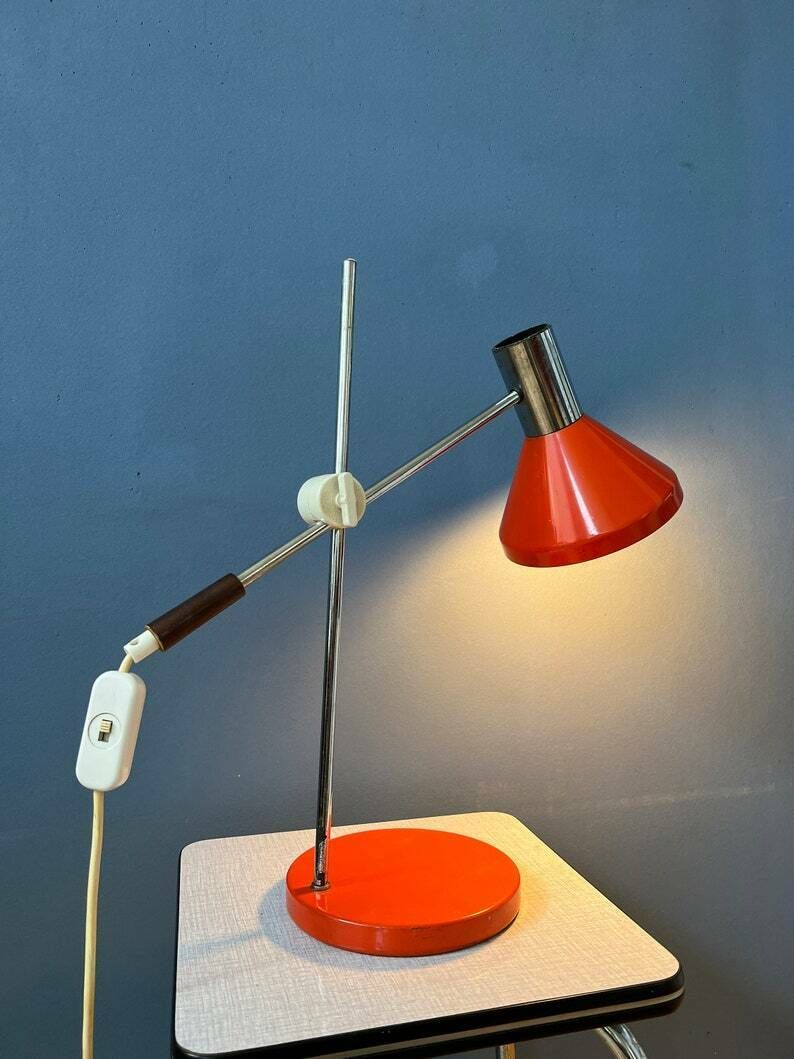 Rode Mid Century Bureaulamp | Scharnierende Tafelarm | Chroom Space Age Lamp photo Verlichting