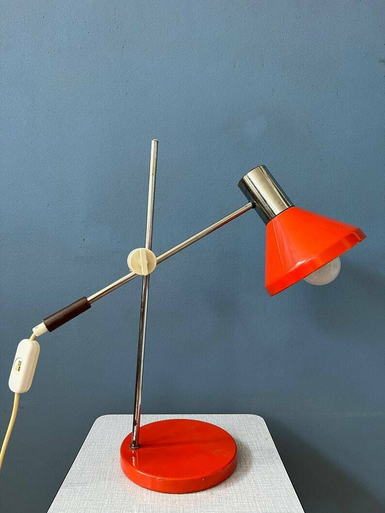 Rode Mid Century Bureaulamp | Scharnierende Tafelarm | Chroom Space Age Lamp photo vinterior