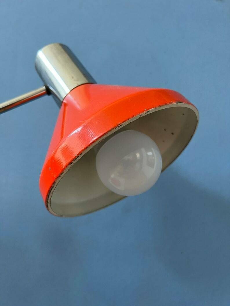 photo for sale Rode Mid Century Bureaulamp | Scharnierende Tafelarm | Chroom Space Age Lamp