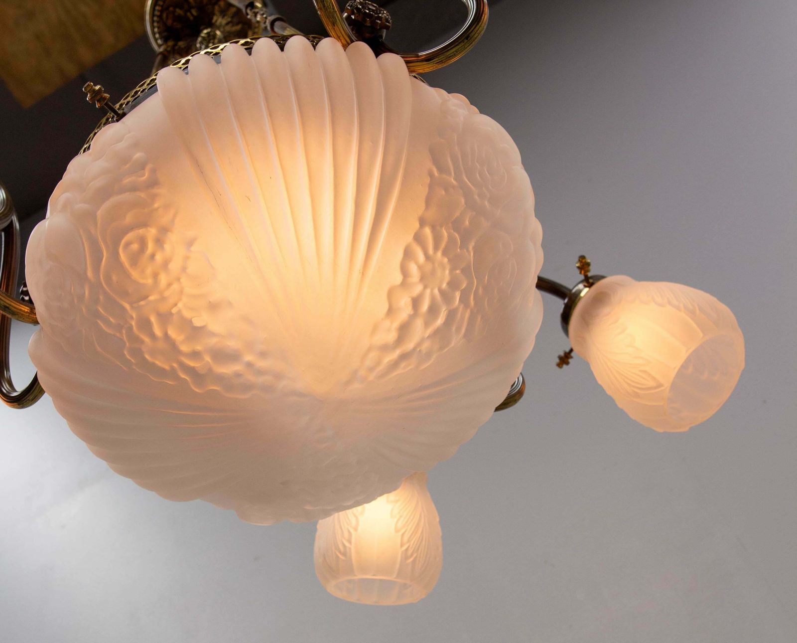photo vintage French Art Deco Chandelier Frozen Glass & Brass Ceiling Pendant, Circa 1930