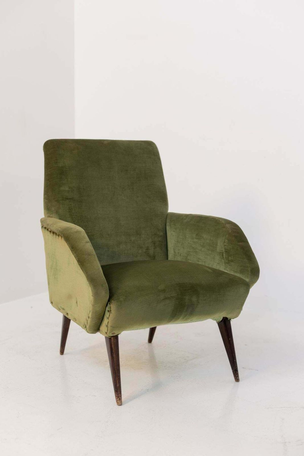 photo furniture Italian Armchairs In Green Velvet And Wood