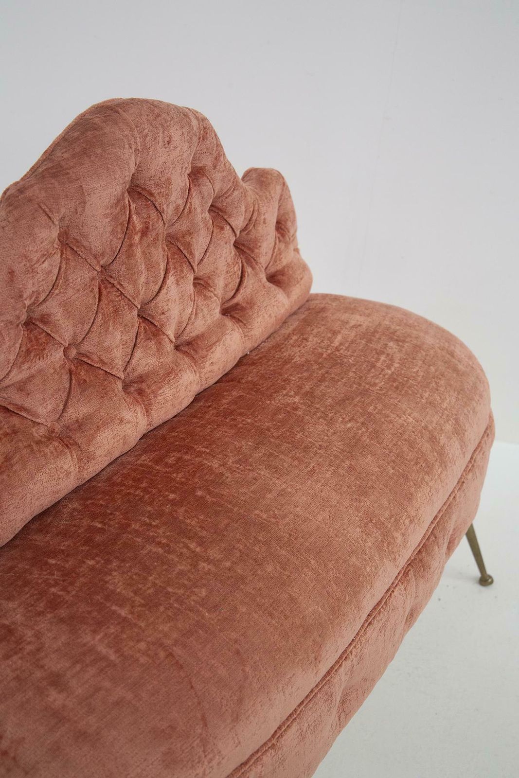 Italian Damask Fabric Capitonnè Sofa photo for sale