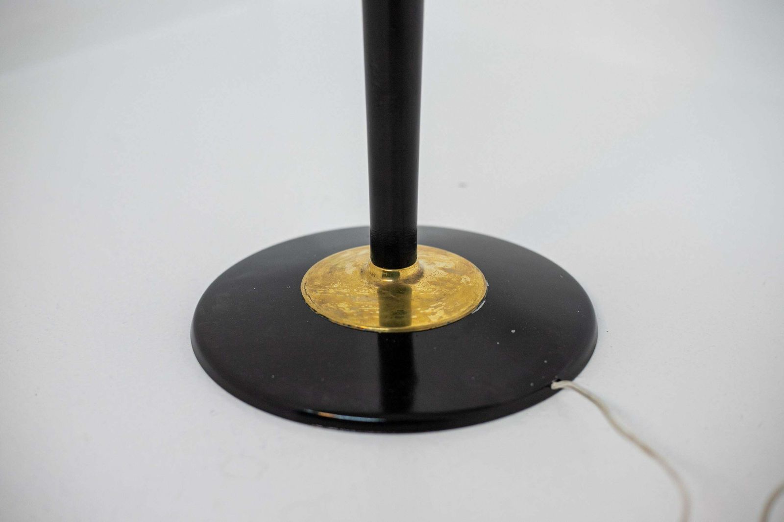 photo vinterior Large Italian Table Lamp In Opal Glass And Wood And Brass