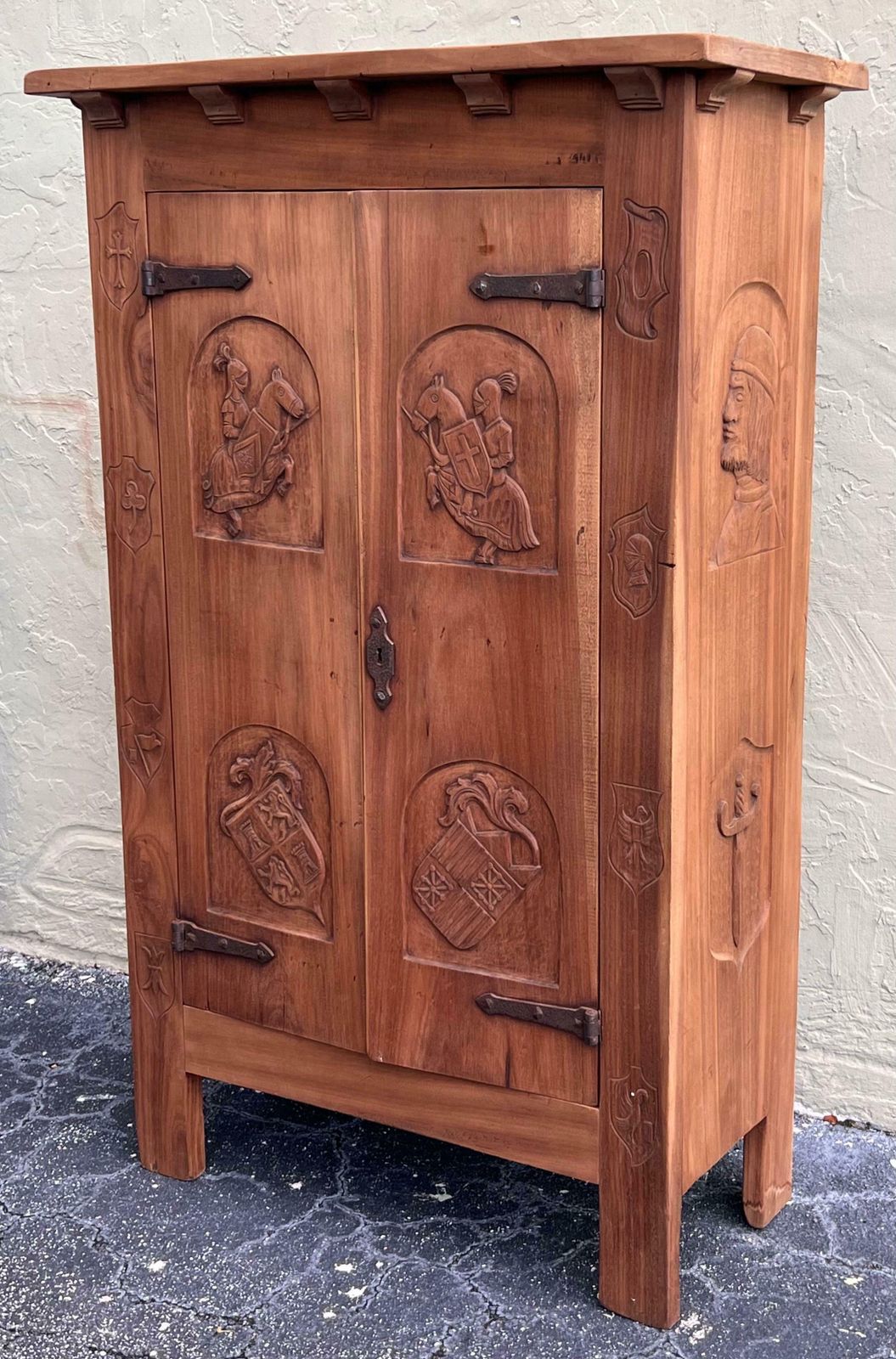 Armoire d'entrée de style gothique espagnol en noyer, cinq cintres et sculptures photo for sale