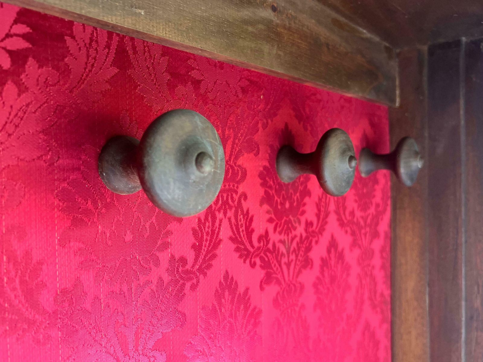 Armoire d'entrée de style gothique espagnol en noyer, cinq cintres et sculptures photo vinterior