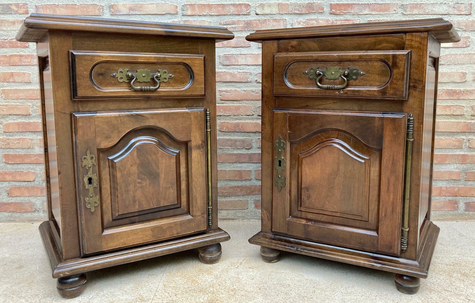 Tables de chevet espagnoles du XXe siècle avec tiroir et détails en bronze, 1920, lot de 2 photo for sale