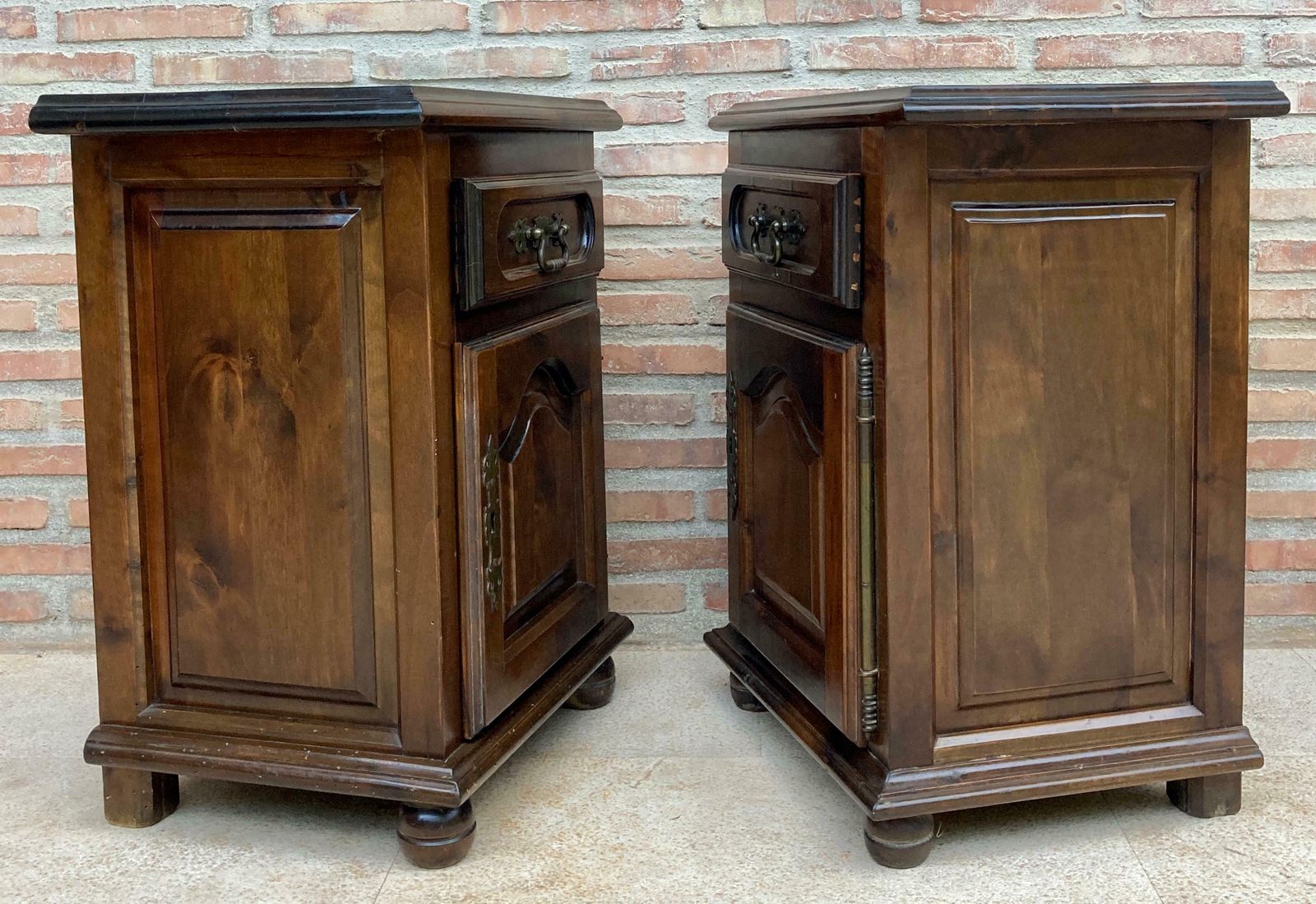 Tables de chevet espagnoles du XXe siècle avec tiroir et détails en bronze, 1920, lot de 2 photo vinterior