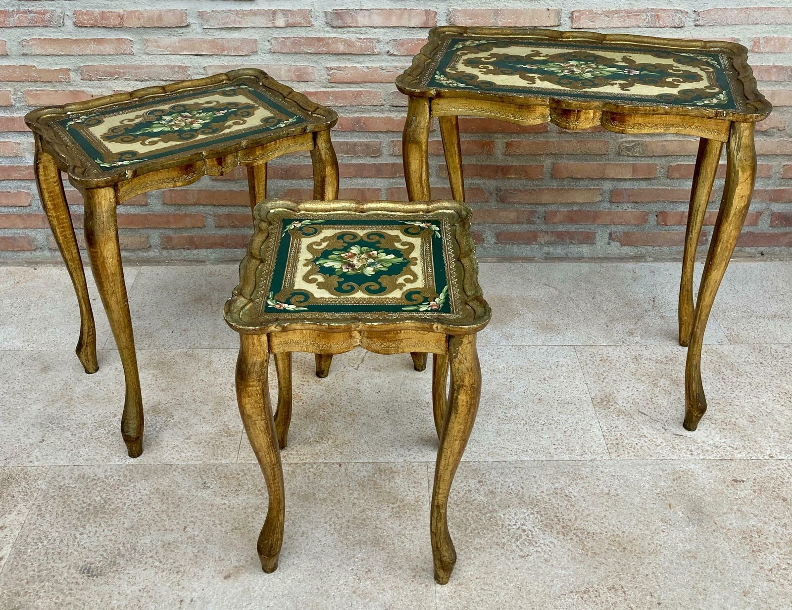 Tables gigognes néoclassiques florentines en bois doré, Italie, années 1960, lot de 3 photo for sale