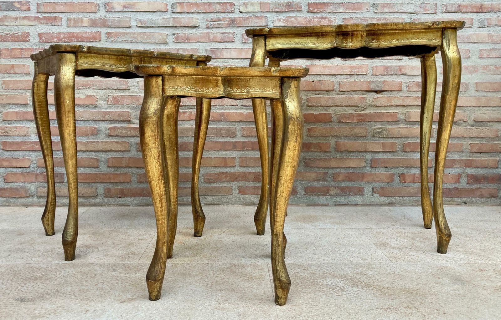 Tables gigognes néoclassiques florentines en bois doré, Italie, années 1960, lot de 3 photo Mobilier
