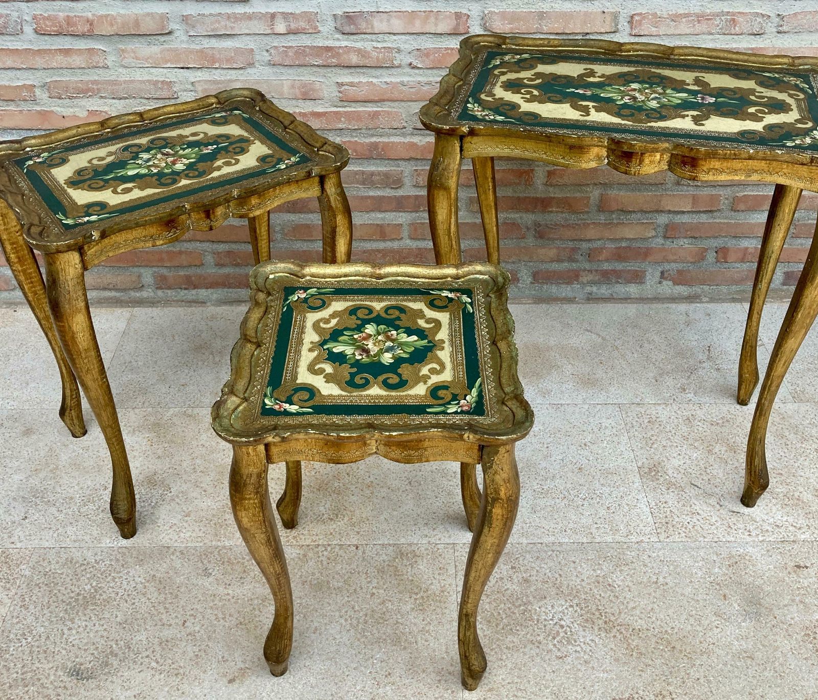 Tables gigognes néoclassiques florentines en bois doré, Italie, années 1960, lot de 3 photo 1984.0