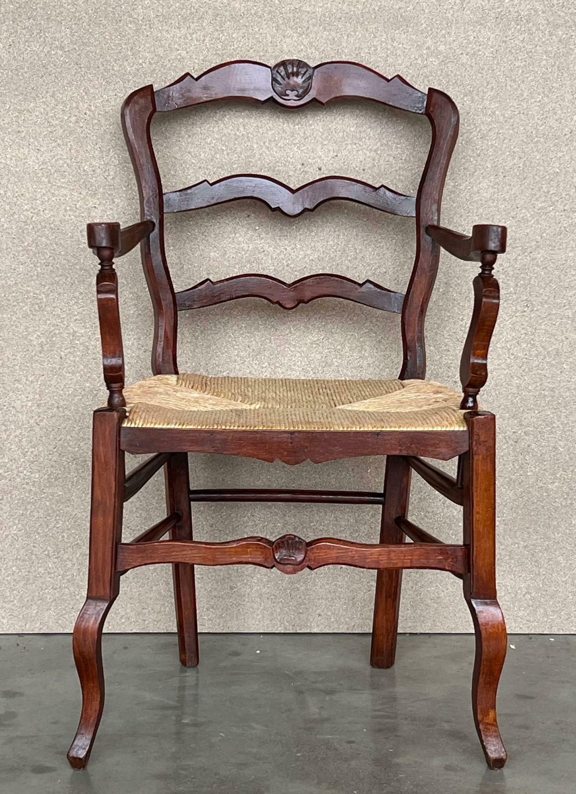 Ensemble de huit fauteuils espagnols d'époque XIXe siècle, assise en jonc photo Mobilier