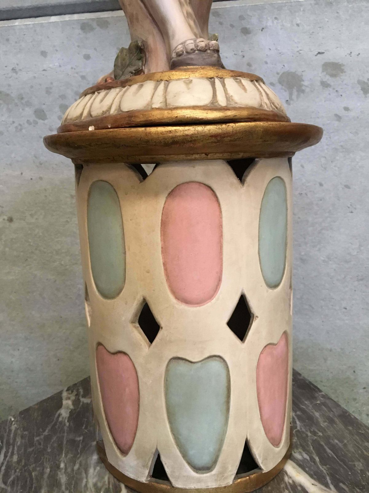969.0 Sculpture du XXe siècle représentant un homme asiatique aux oiseaux et motifs d'Arlequin, Espagne photo