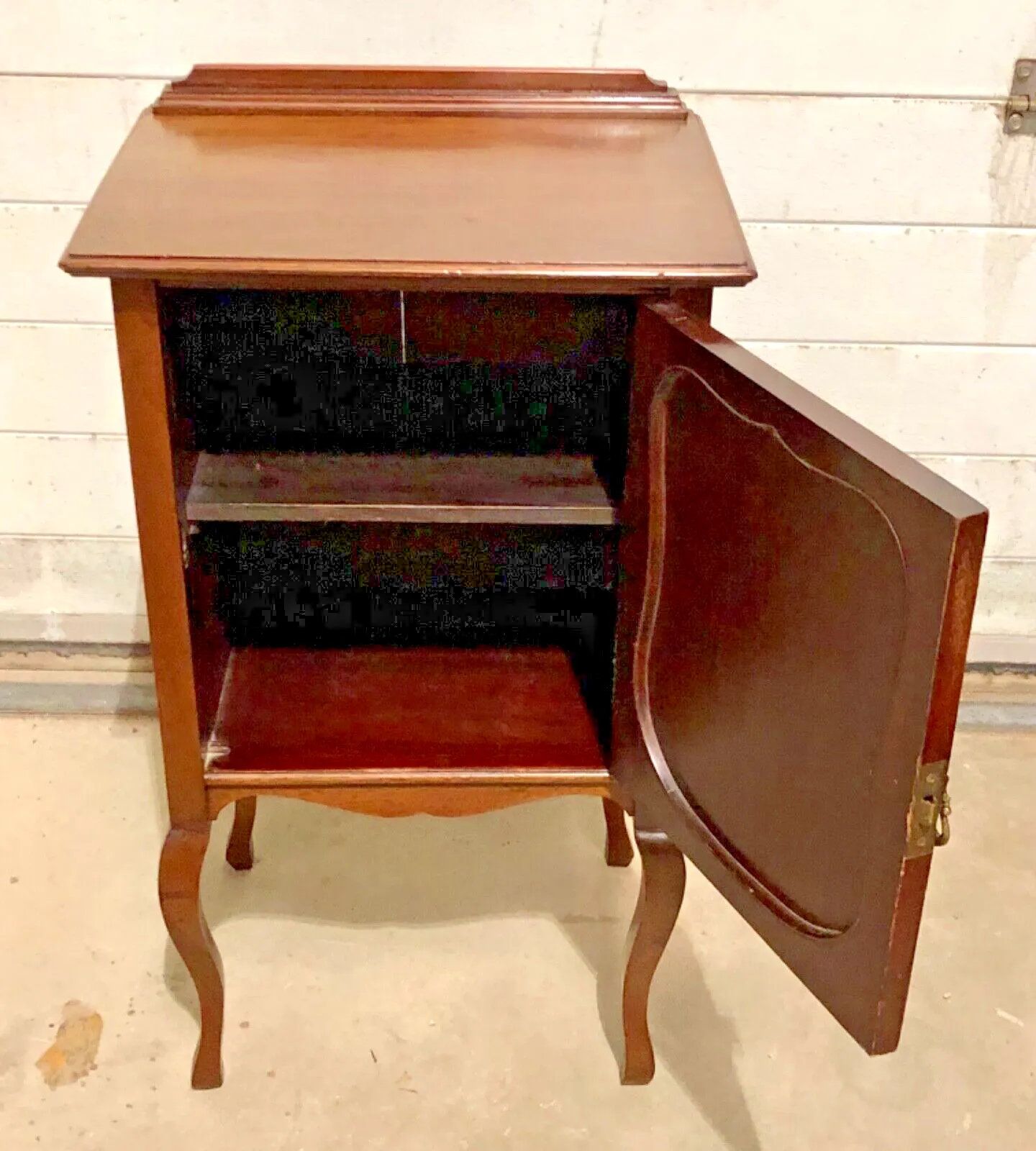photo vinterior Handsome Antique Mahogany Bedside Cabinet