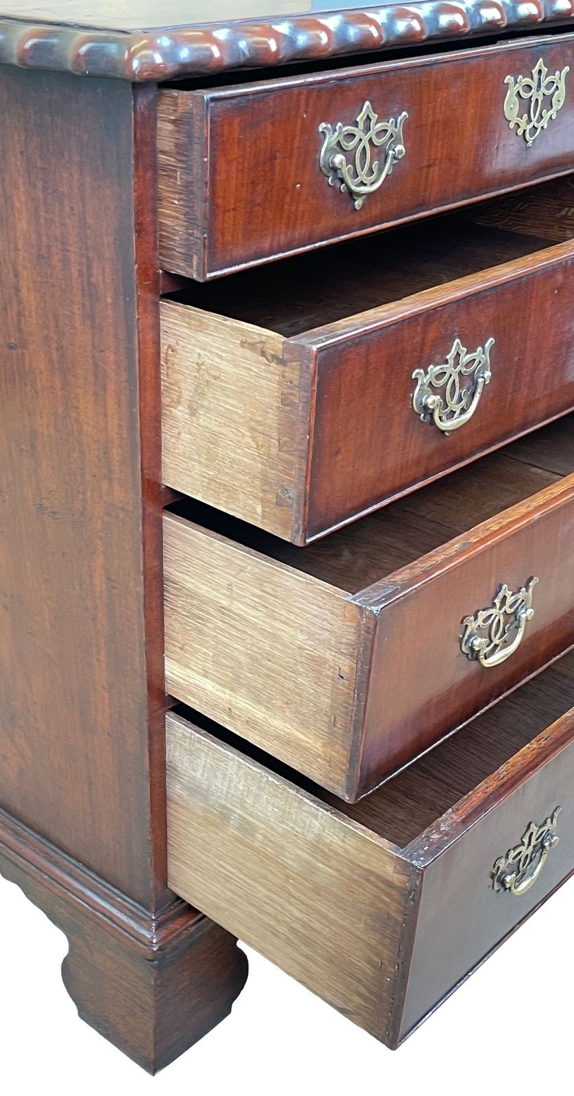 photo vinterior 18th Century Walnut Chest Of Drawers (England, Circa 1750)