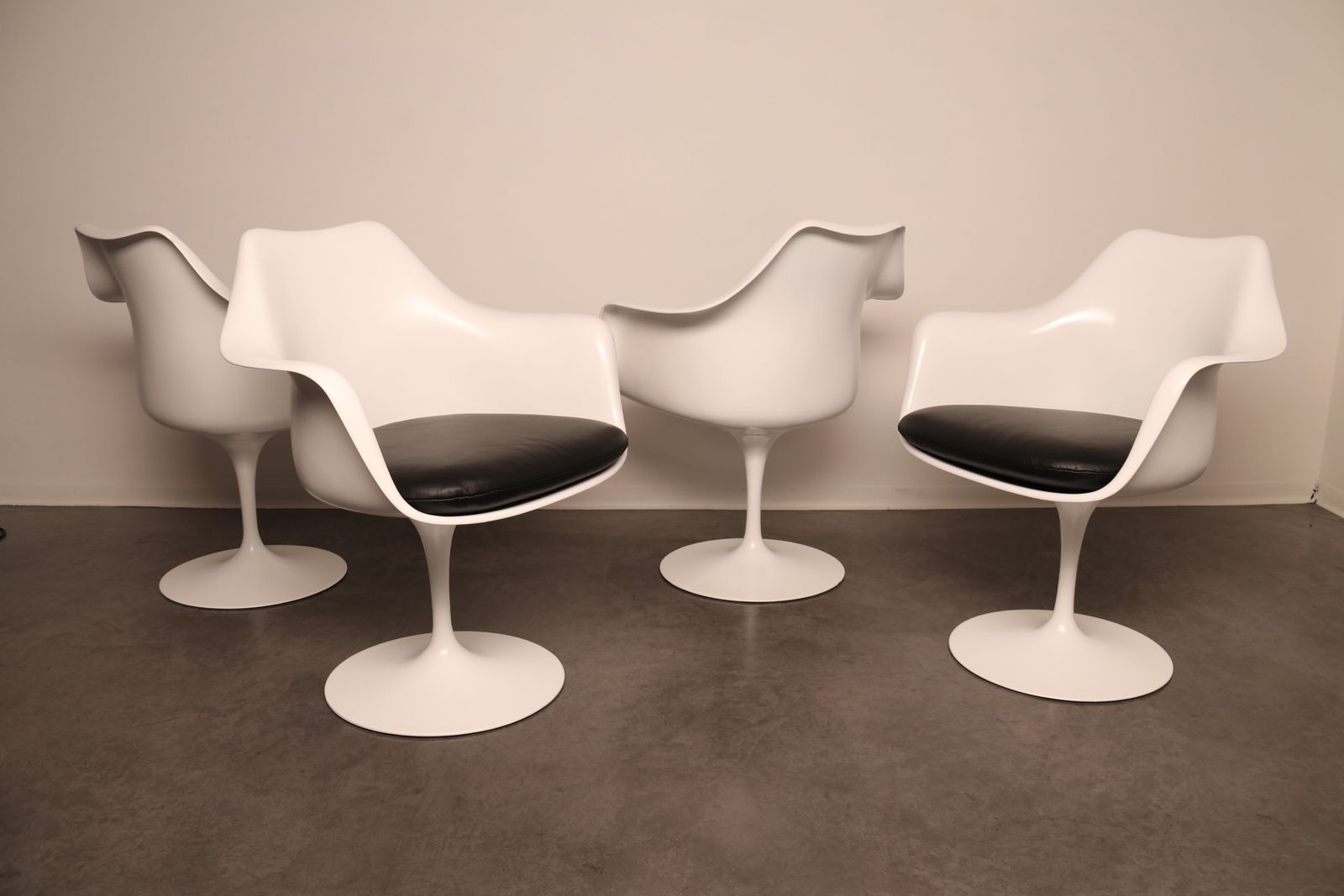 4 Tulip Dining Chairs With Armrests By Eero Saarinen For Knoll   Us   1960's photo vinterior