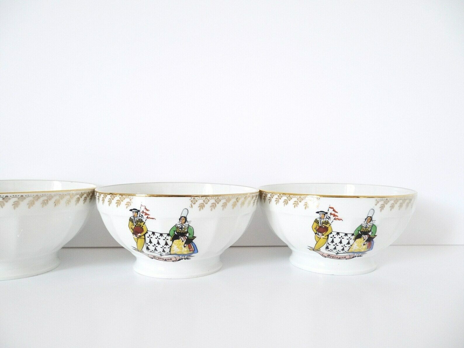 French Cafe Au Lait Bowls Set Of 4 Vintage Bretagne Illustration photo vinterior