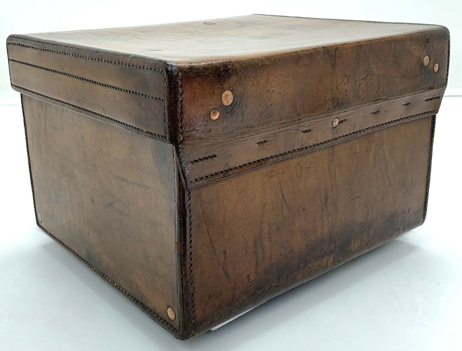 Square Case Or Hat Box Of Very High Quality ,  St James, London photo vinterior