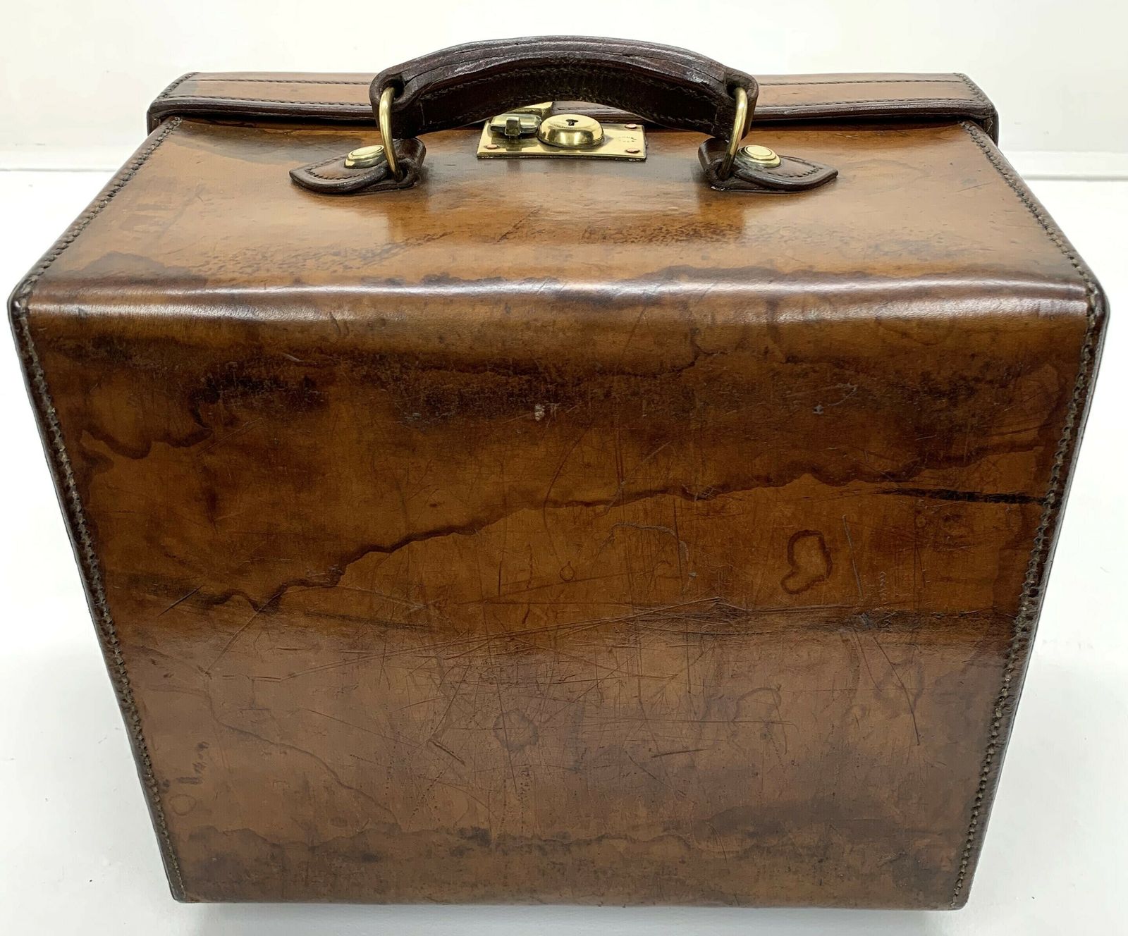 photo buy Square Case Or Hat Box Of Very High Quality ,  St James, London