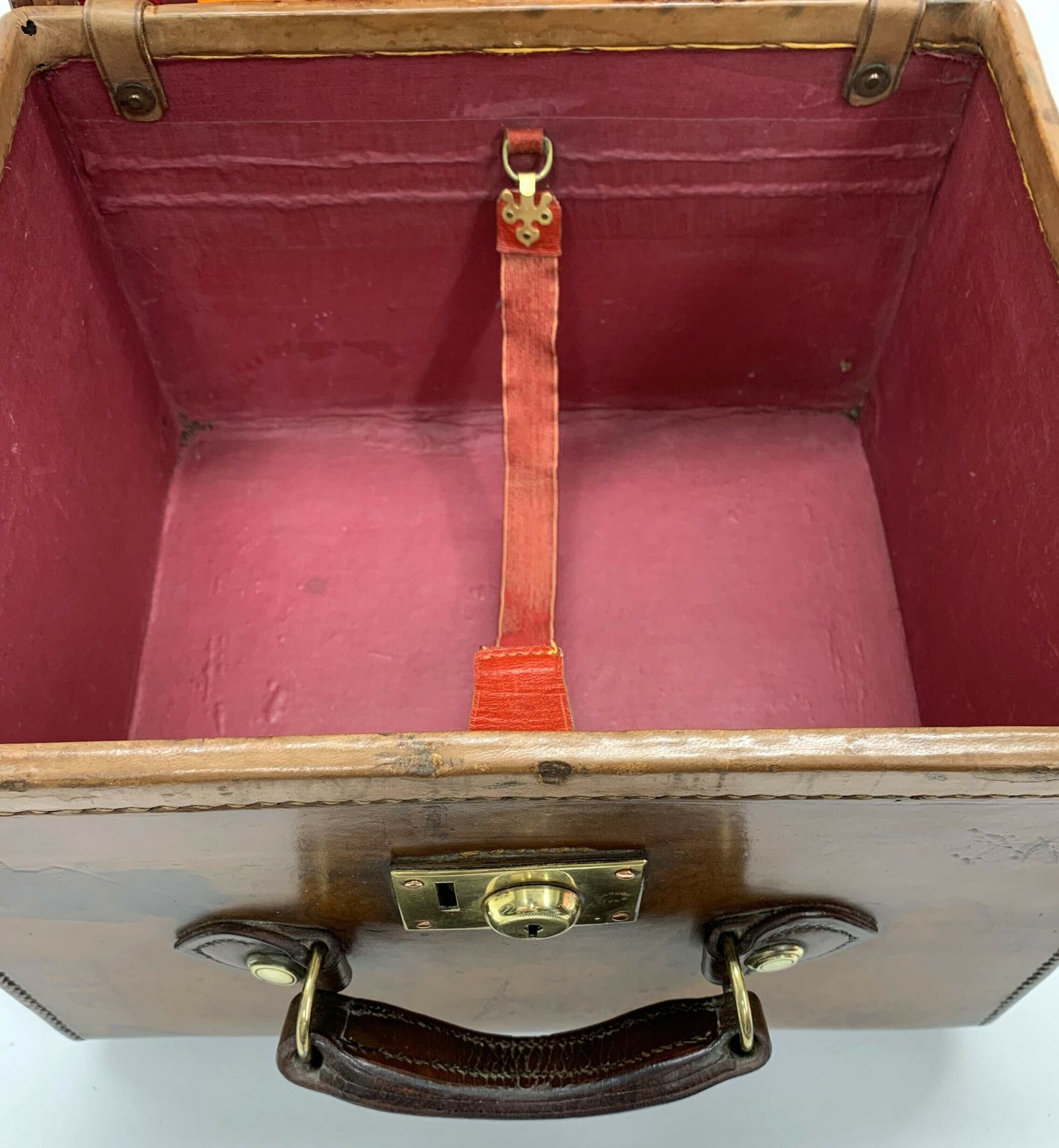 photo vintage Square Case Or Hat Box Of Very High Quality ,  St James, London
