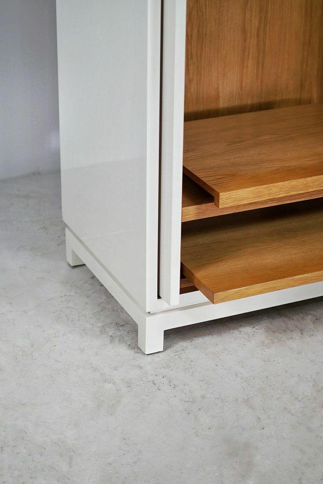 Decoene Voor Emiel Veranneman, Wit Gelakt Eikenhouten Kabinet, België, Jaren 1960 photo vintage