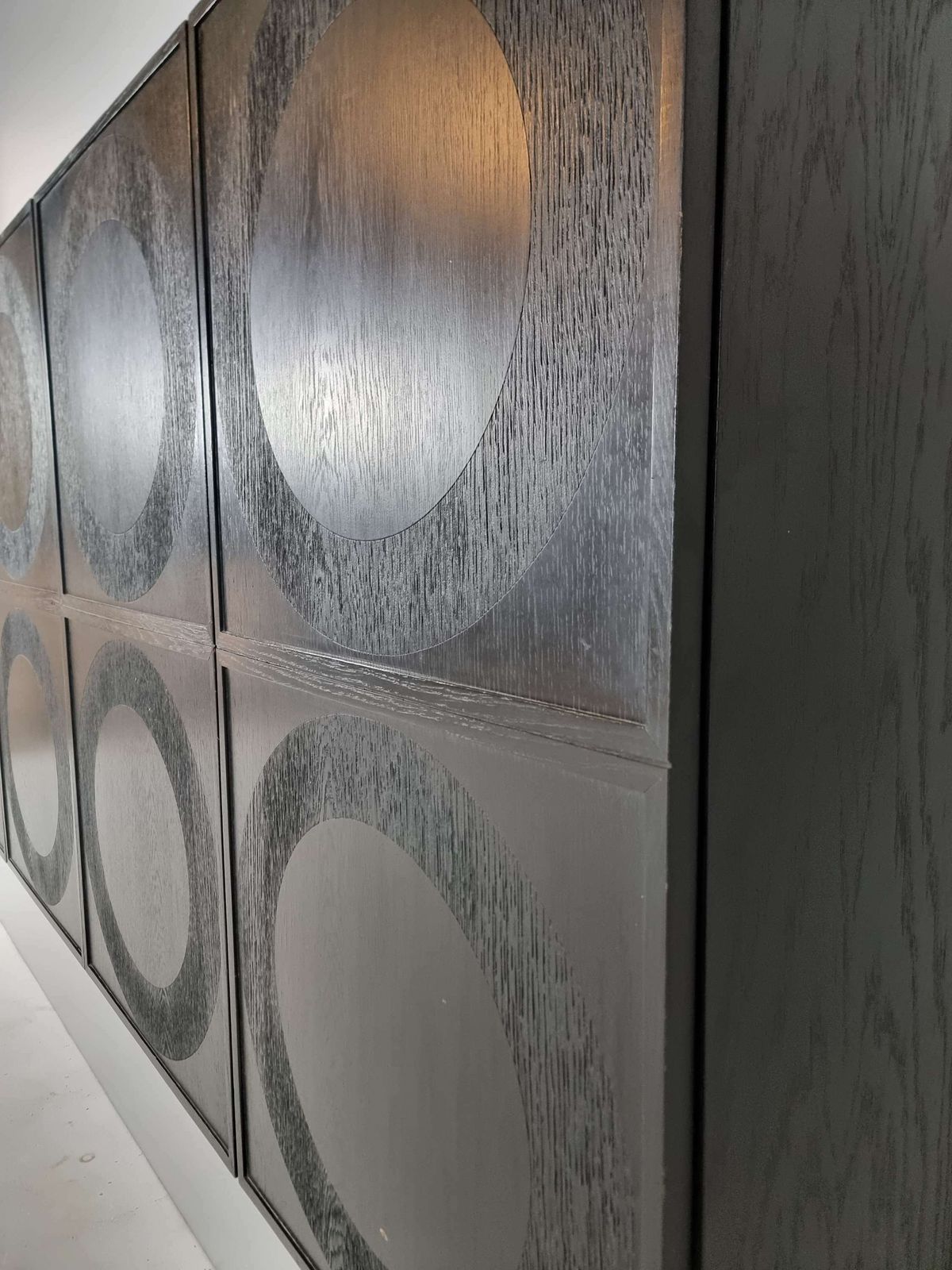 Groot Zwart Brutalistisch Musterring Highboard photo vinterior