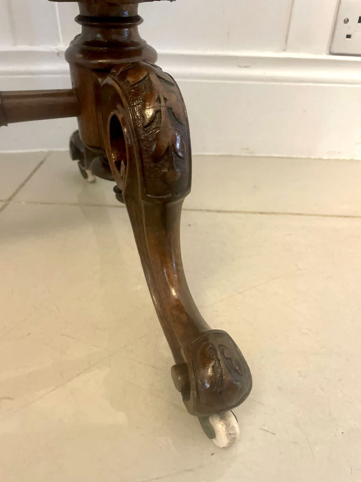 Superb Quality Antique 19th Century Inlaid Burr Walnut Lamp Table photo for sale