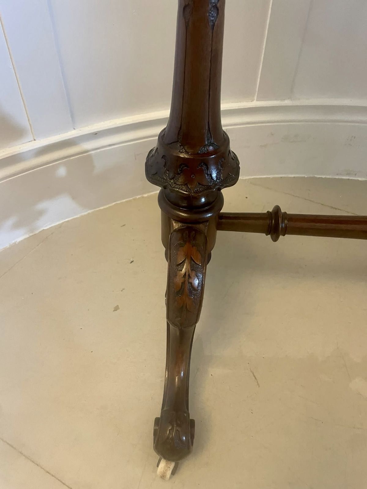 photo vintage Superb Quality Antique 19th Century Inlaid Burr Walnut Lamp Table