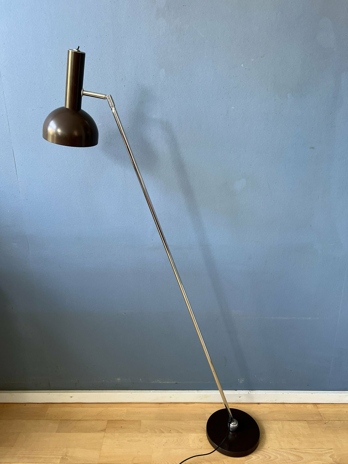 Mid Century Hala Bruine Roterende Vloerlamp Met Bol photo 587.0