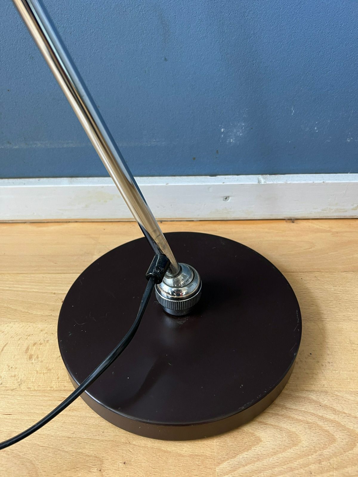photo for sale Mid Century Hala Bruine Roterende Vloerlamp Met Bol