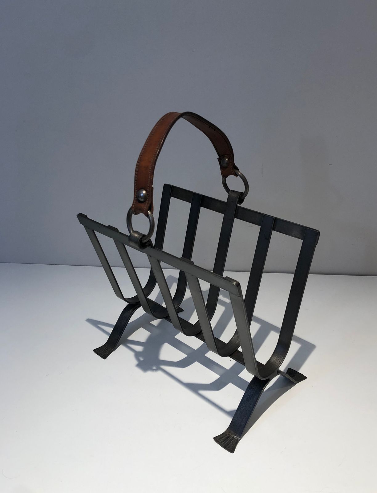 photo vinterior Steel And Leather Magazine Rack