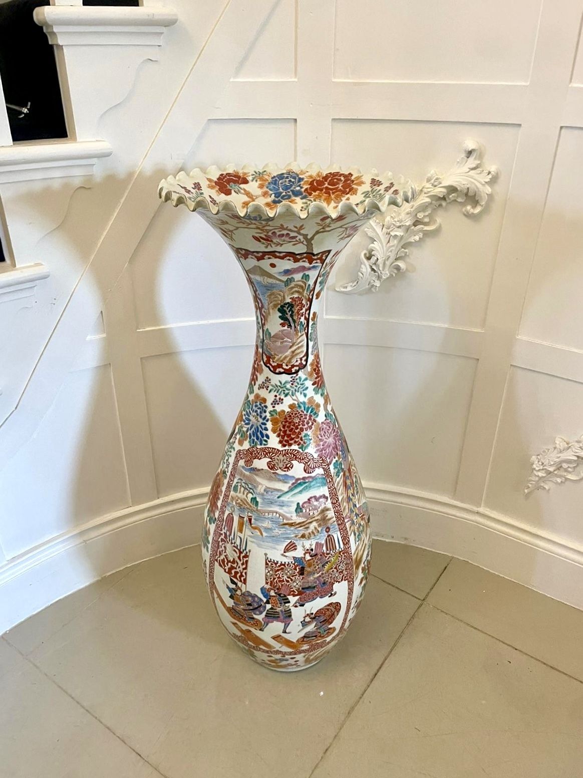 photo vinterior Large Antique 19th Century Quality Japanese Imari Floor Standing Vase