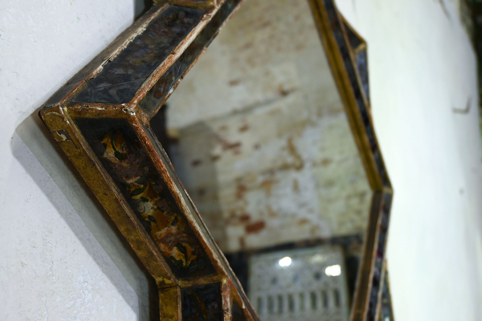 An Early 18th Century Giltwood And Verre églomisé Venetian Mirror photo Home Decor