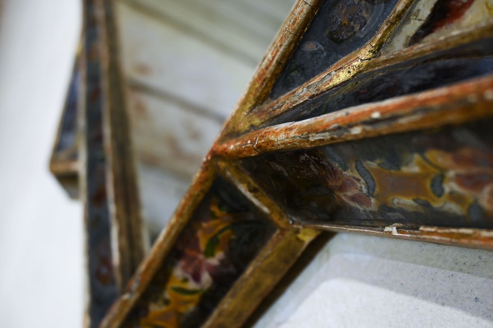 An Early 18th Century Giltwood And Verre églomisé Venetian Mirror photo vintage