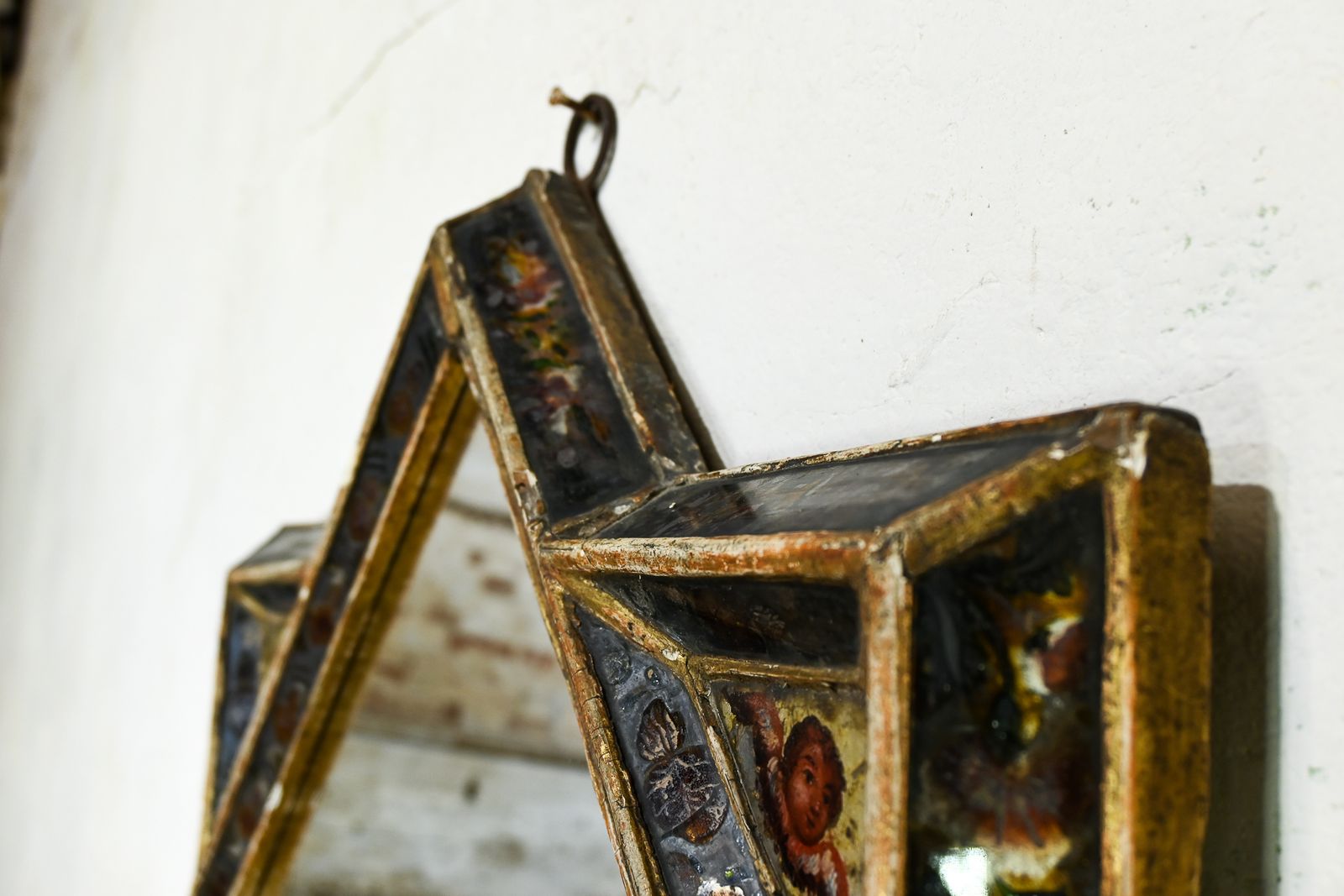 photo furniture An Early 18th Century Giltwood And Verre églomisé Venetian Mirror