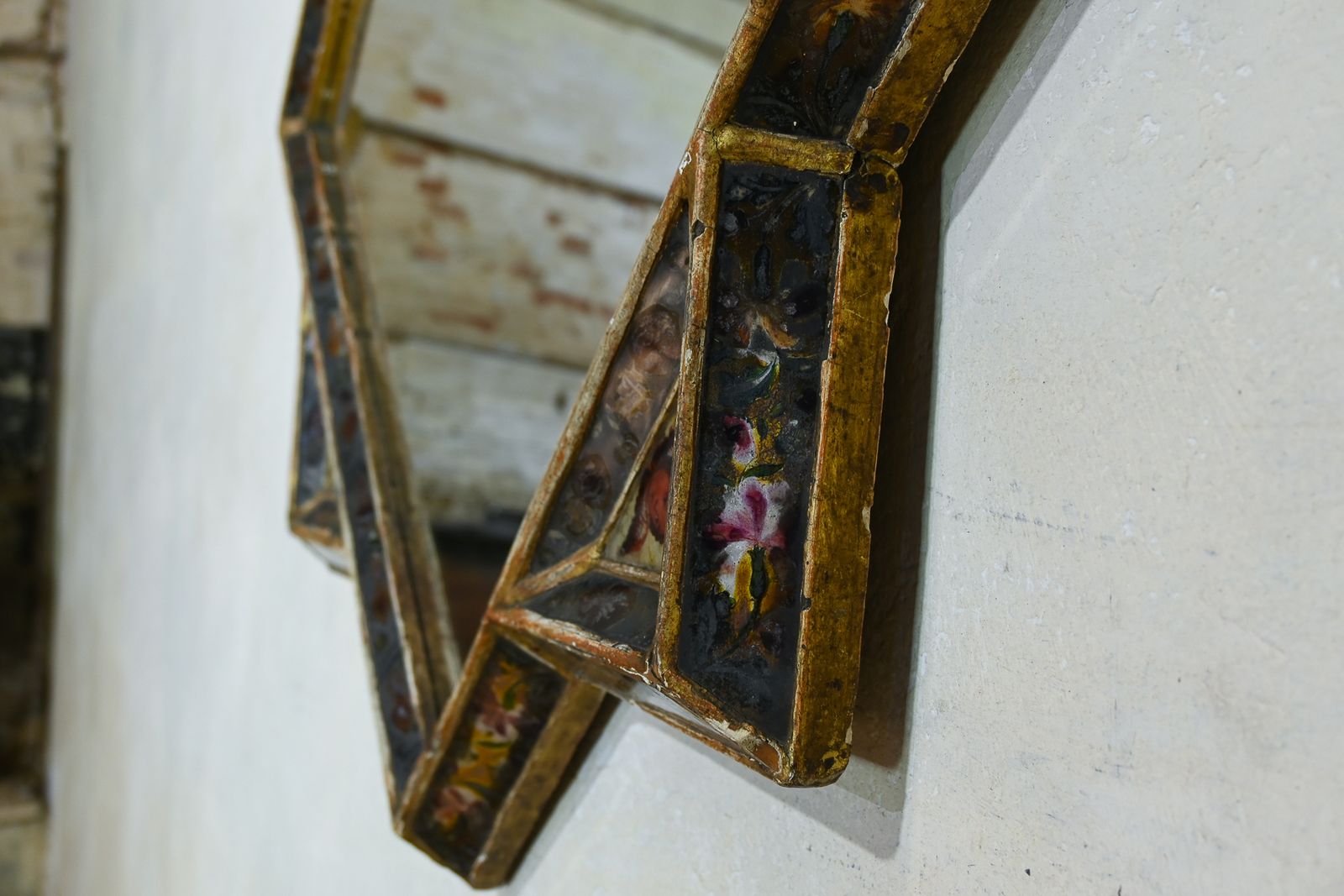 photo vinterior An Early 18th Century Giltwood And Verre églomisé Venetian Mirror