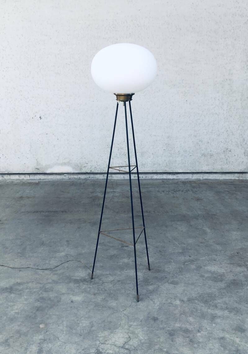 Italiaans Design Opaline Driepoot Vloerlamp, Jaren 1950