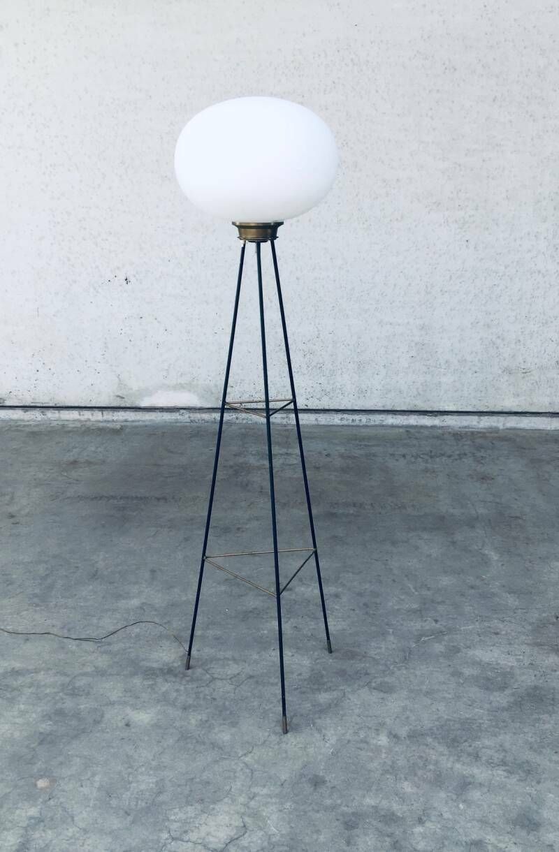 Italiaans Design Opaline Driepoot Vloerlamp, Jaren 1950 photo for sale