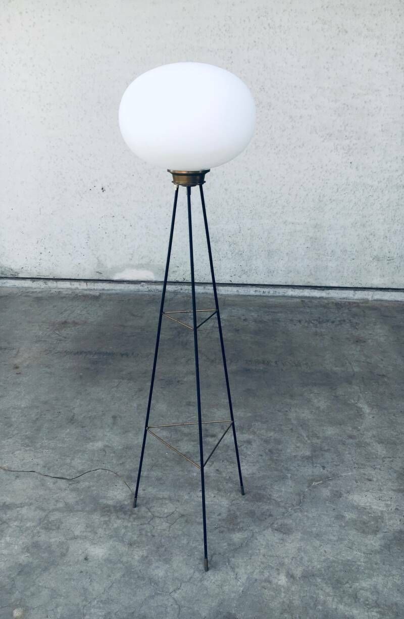 Italiaans Design Opaline Driepoot Vloerlamp, Jaren 1950 photo vinterior