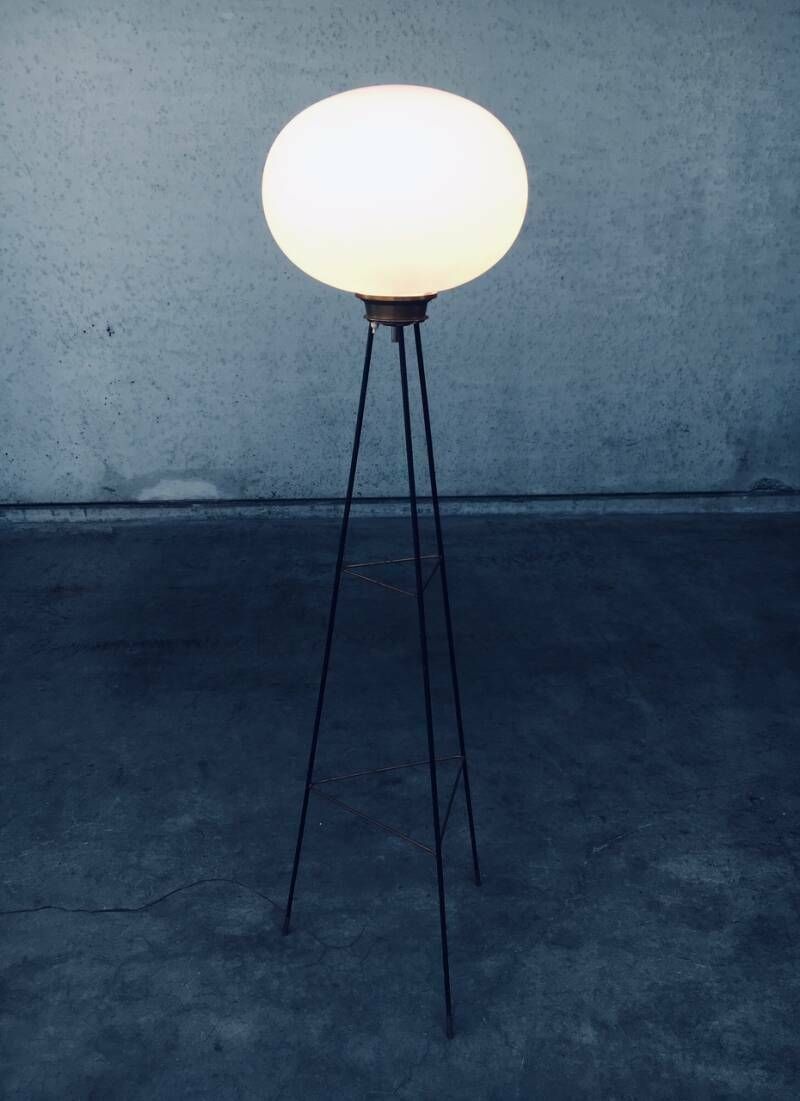 photo for sale Italiaans Design Opaline Driepoot Vloerlamp, Jaren 1950