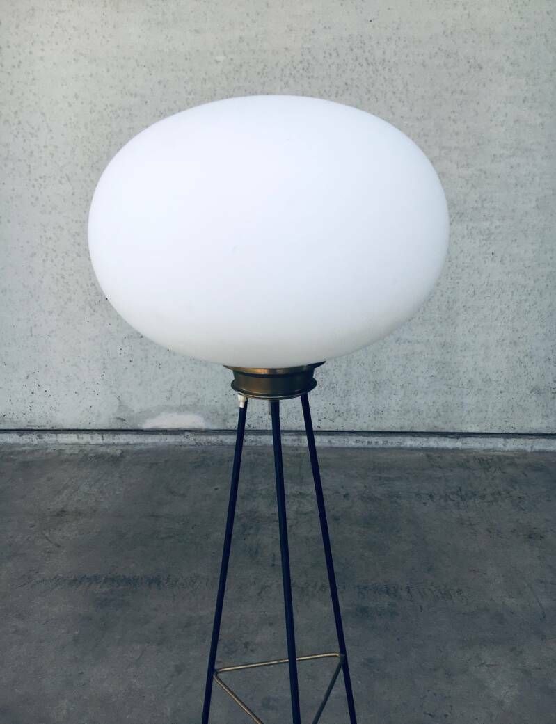 2350.0 Italiaans Design Opaline Driepoot Vloerlamp, Jaren 1950 photo