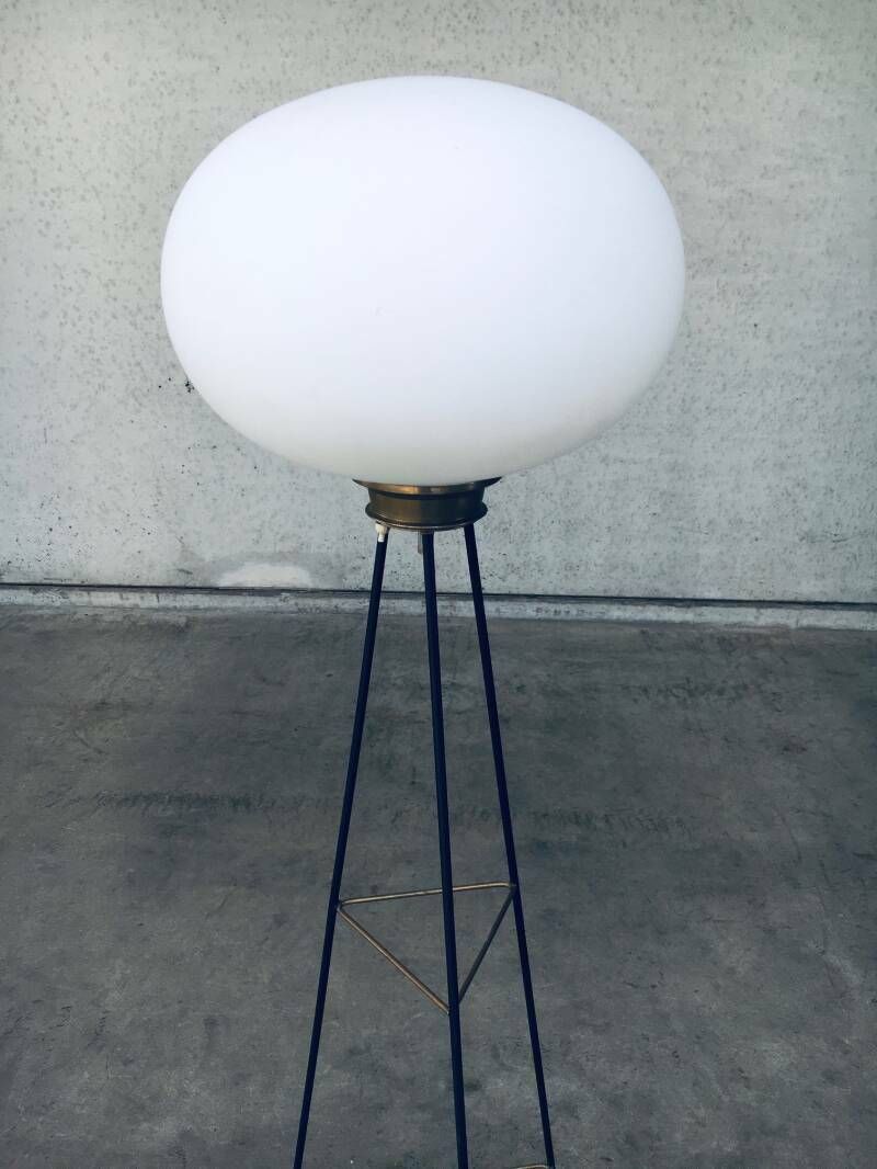 photo vinterior Italiaans Design Opaline Driepoot Vloerlamp, Jaren 1950